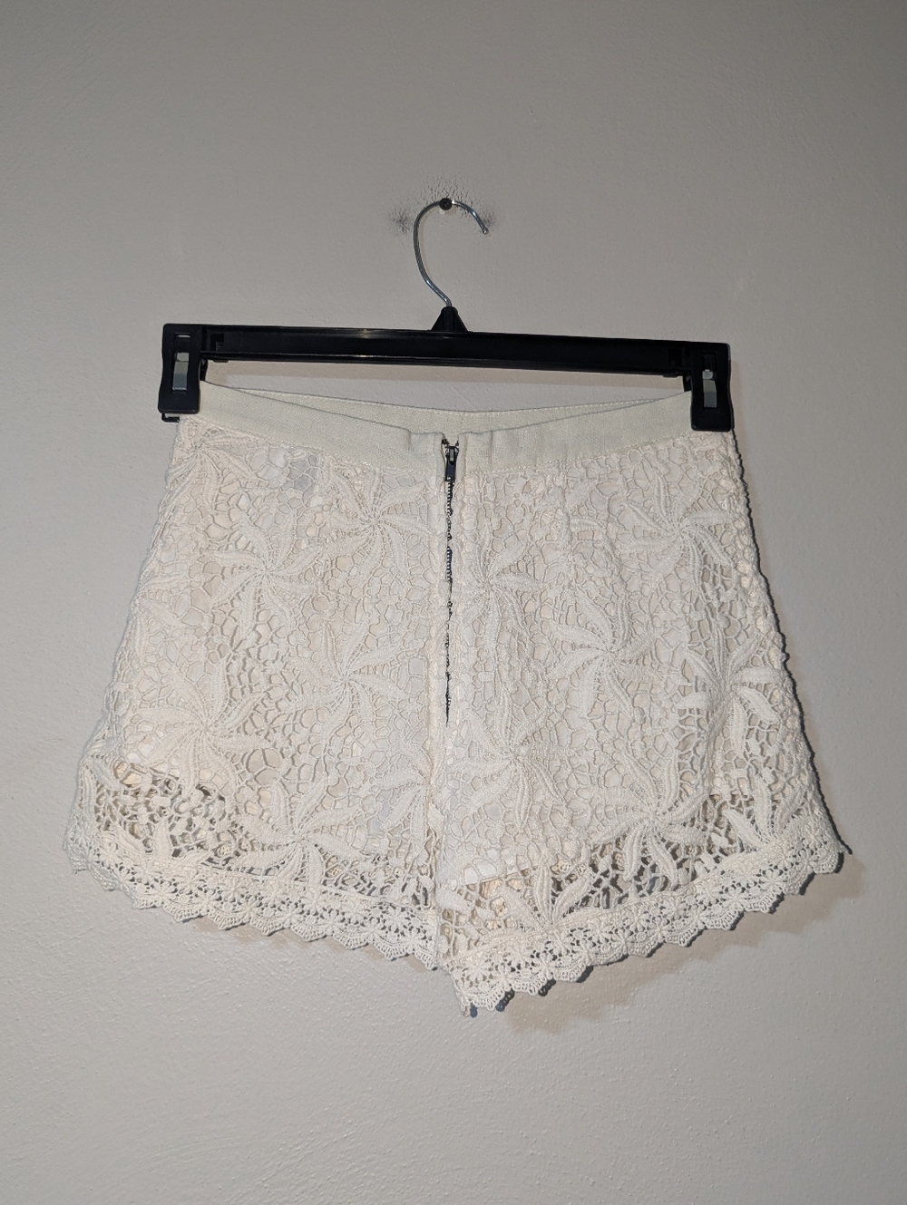 6 Sabo Skirt Cream Lace Zip Back Shorts - Picture 2 of 4